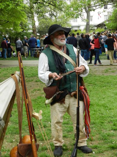 Handwerker in alten Kostümen zeigten ihr Handwerk, überwiegend gab es Waffen jeglicher Art zu bestaunen.