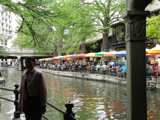 Obwohl es heute ziemlich kühl war, saßen viele Leute draußen in den Lokalen. Wir sind eine ganze Weile am Fluß entlang gelaufen.