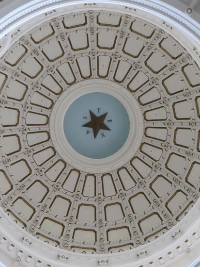 Wir bewundern die Kuppel, die auch einen Stern hat, ebenso wie der Fußboden.