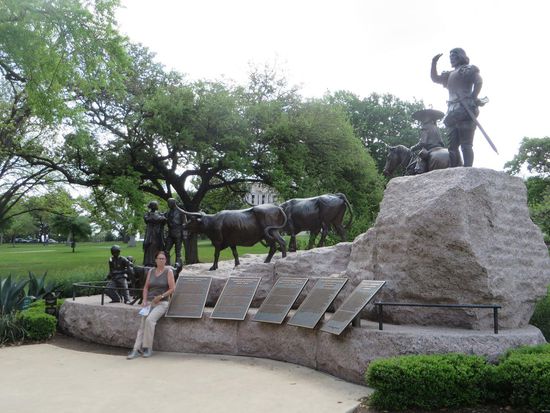 Wir kommen noch an einem Denkmal über die Anfänge der Besiedlung vorbei.