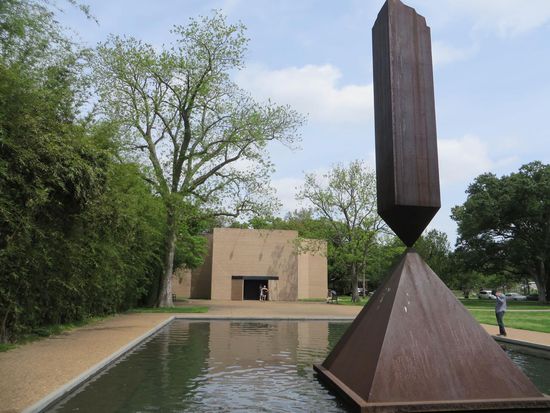 Dann sind wir weiter zu Rothko Kapelle gegangen. 
Hier war aber wirklich nichts mit Fotografieren.