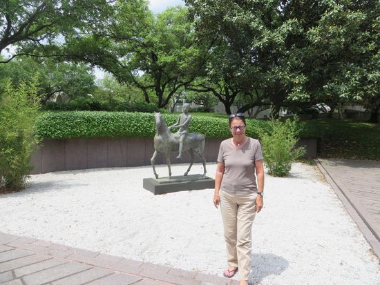 Wir sind noch ein wenig durch den Skulpturengarten gelaufen, bei dem Wetter war das richtig schön, vor allem noch nicht so heiß. 
Hinter mir eine Skulptur von Marino Marini