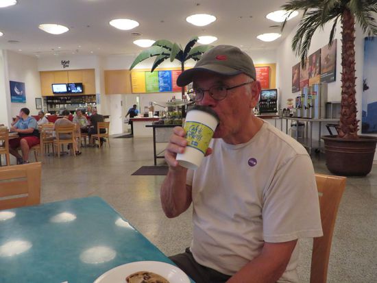 Achim schlürft den heißen Kaffee