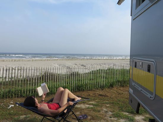 Wir stehen jetzt direkt am Meer und haben gleich zwei Tage gebucht, weil es so schön ist.