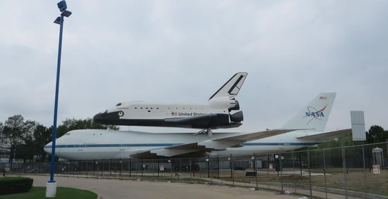 Vor dem Eingang war das Spaceshuttle auf einem Jumbo ausgestellt.