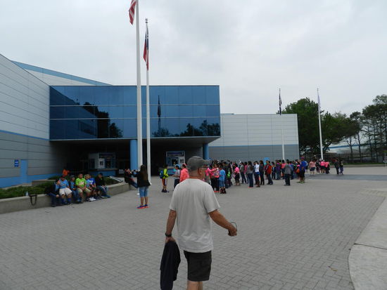 Auch ist die Schlange an der Kasse nicht lang und im Nu sind wir drin.