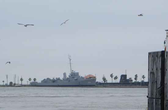 Hier in diesem Hafen lagen ein Kriegsschiff und ein U-Boot.