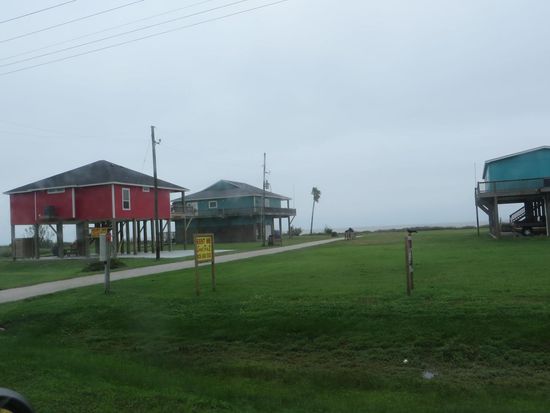 Es ging wieder am Meer entlang und die Häuser, die hier standen waren alle auf Pfeilern gebaut, so daß bei eine Monsterwelle, das Wasser frei laufen kann.