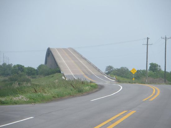 Die Brücken steigen so an, daß Schiffe darunter her fahren können.