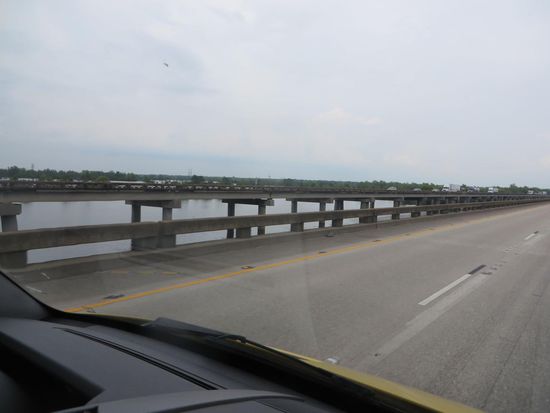 die Straße durch das Wassergelände