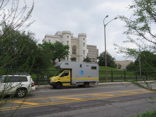 Im Hintergrund ist das Louisiana Old State Capitol – heute Museum – in Baton Rouge