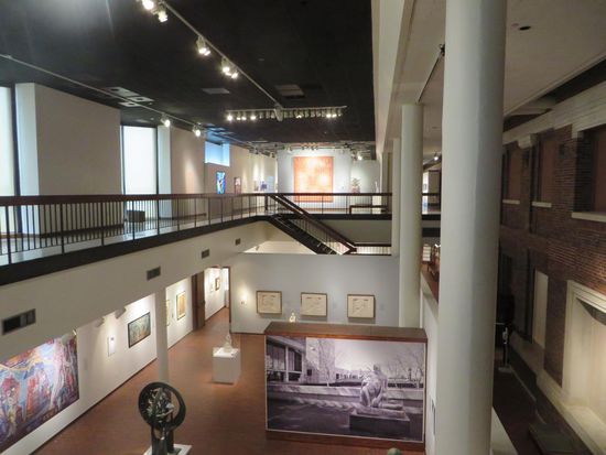 Es gab ein paar moderne Bilder und Bronzeplastiken zu sehen.