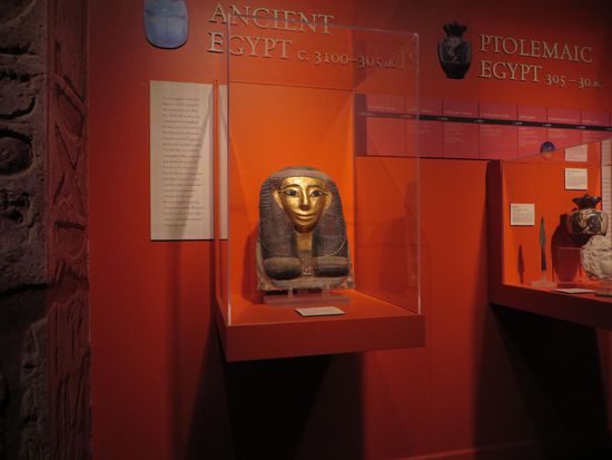 In der ägyptischen Abteilung gab es Masken von Mumien und die Nachbildung eines Grabes mit einer Mumie.