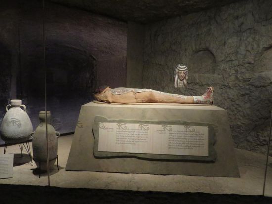 die Mumie in der Grabnachbildung