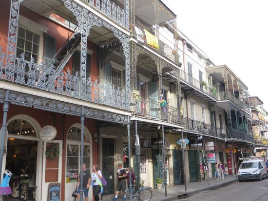 überall die eisernen Balkone