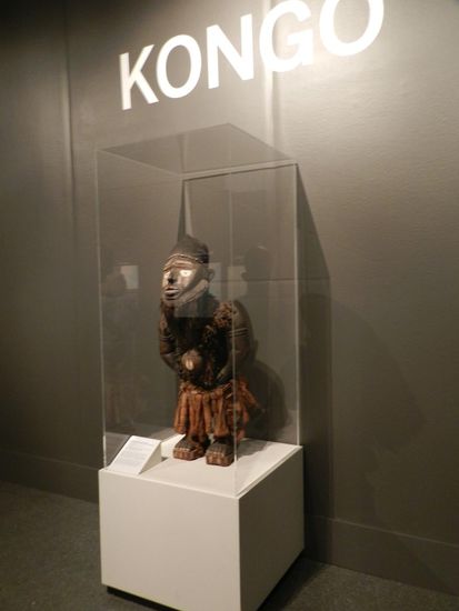 Es gibt eine Sonderausstellung über Kunst aus dem Kongo. Die Stücke stammen alle aus dem Museum Tervuren aus Belgien. 
der Hingucker der Ausstellung
