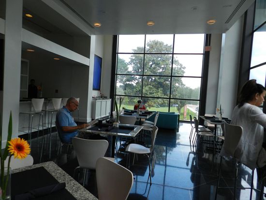 Nach so viel Kunst sind wir dann erstmal ins Café des Museums gegangen und haben hier eine Kleinigkeit zu Mittag gegessen. Man hatte von hier aus einen weiten Blick über den Park des Areals.