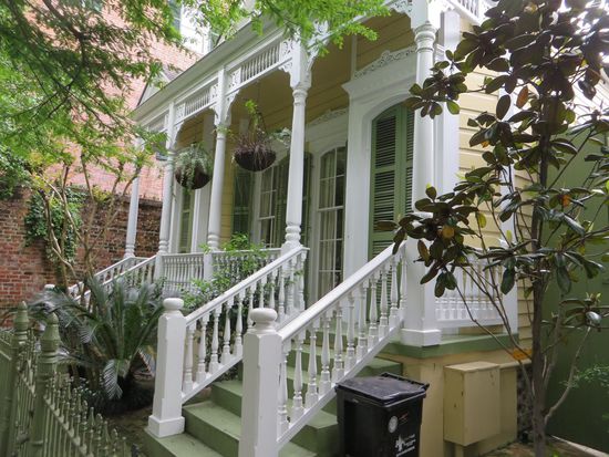 Auch hier in diesen Straßen etwas abseits stehen die typischen Südstaatenhäuser, und wir sind ganz begeistert, wie gut sie alle in Schuss sind.