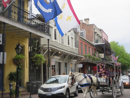 Hier in diesen Straßen ist es etwas ruhiger als z. B. in der Bourbonstreet. Kutschen fahren gemächlich durch und 
Es gibt kleine schöne Hotels.