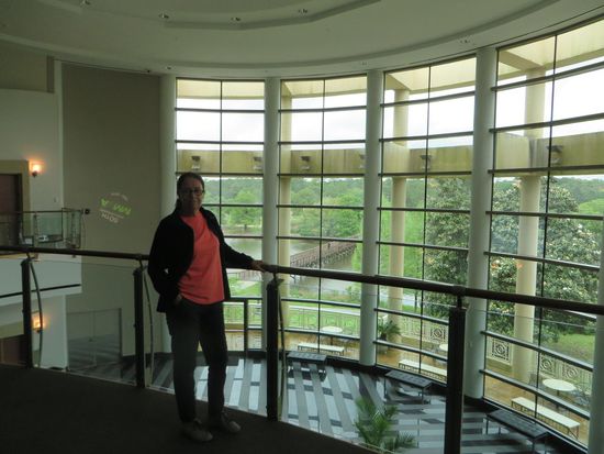 Eine riesige Eingangshalle begrüßte uns, wir waren die einzigen Besucher.