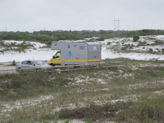 Wir machen eine Mittagspause am Strand, aber es fängt wieder zu regnen an.