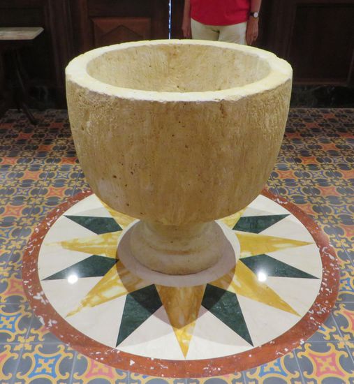 Das schlichte Taufbecken