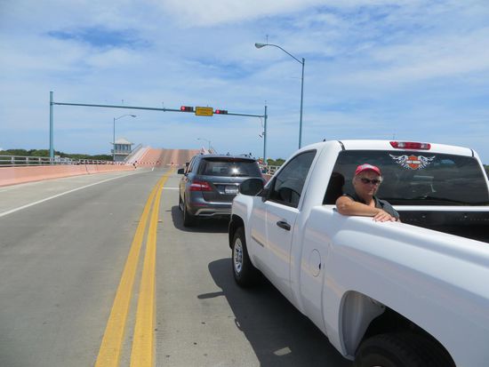 die Brücke geht hoch