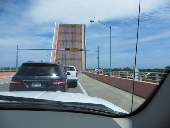 jetzt ist sie oben und die Schiffe fahren durch