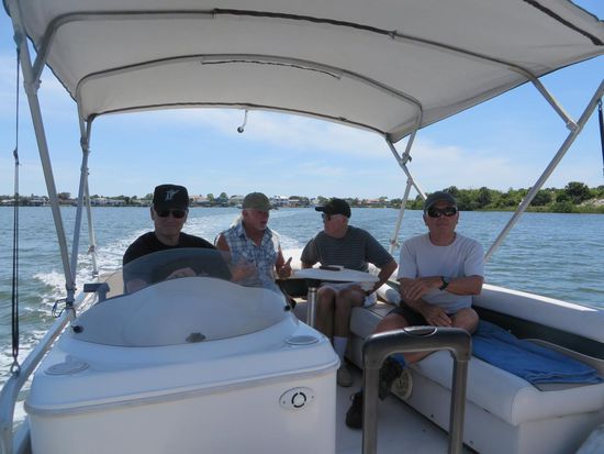 die Männer fachsimpeln