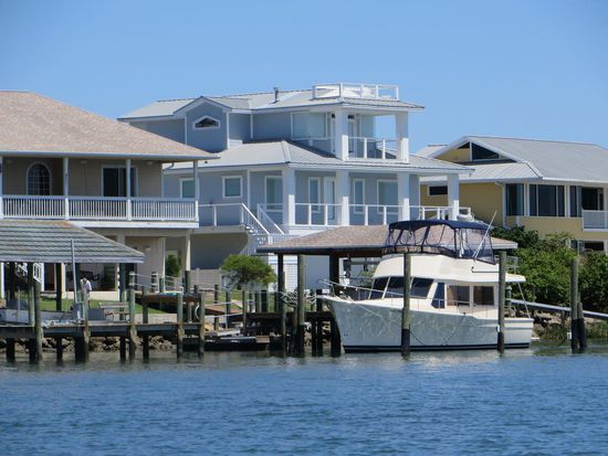 Wie man sich denken kann, fahren wir an tollen Häusern vorbei, die direkt hier am River stehen und jeder hat sein kleine Boot vor der Haustür liegen.