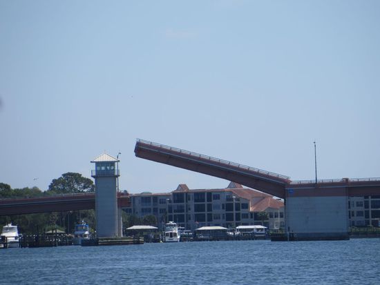 Wir fuhren unter der Klappbrücke durch zu einem Lokal, wo es in der Happy Hour leckere Bloody Marys gab. Dazu aßen wir kleine Vorspeisen.