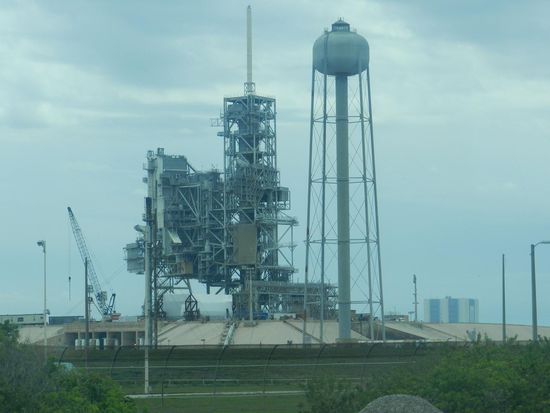 Die Abschussrampen, die vorbereitet werden, um Raketen zum Mars zu schicken.