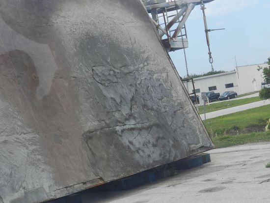 Wir sind an Platten der Abschussrampen vorbei gekommen, deren Oberflächen völlig von der Hitze der abfliegenden Raketen verformt waren.