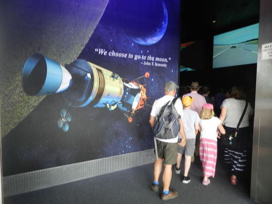 Der Bus hielt an einem Gebäude an und wir mußten alle aussteigen, denn hier werden Filme und auch Raketen usw. gezeigt.