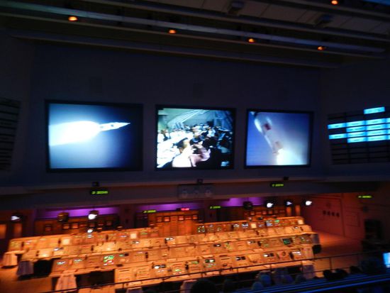 Wir konnten die Starts aus den frühen Jahren und die Mondlandung auf dem Bildschirm verfolgen. Wir saßen in einem Raum, dem damaligen Kontrollzentrum, und als dann der Film ablief, war das richtig authentisch.