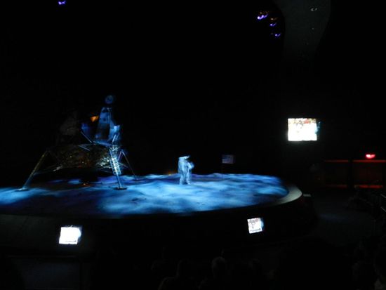 Sogar einen Astronauten und ein Gefährt konnte man auf dem „Mond“ sehen. Auch war die Raumkapsel ausgestellt in der die Astronauten auf die Erde zurückkamen.