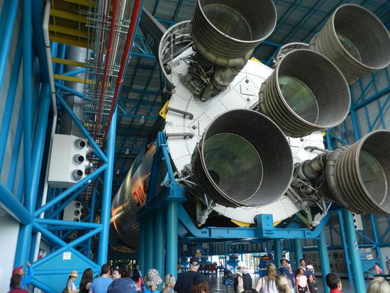 Eine riesige Rakete lag in ihren einzelnen Stufen in der Halle.