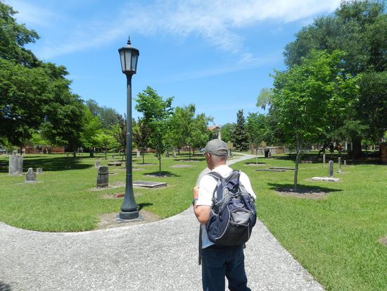In der Nähe der Kirche lag der alte Friedhof, mit den alten Grabmälern. Schon 1896 wurde der Friedhof in einen Park umgewandelt.
