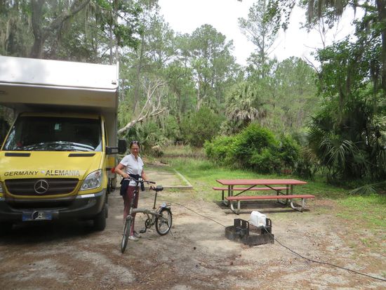 so stehen wir an unserem kleinen Teich