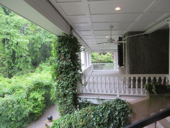 Nach der Besichtigung regnete es immer noch sehr stark, so haben wir uns auf Veranda gesetzt und dem Regen zugeschaut.