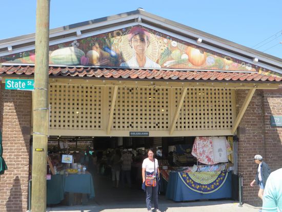 Wir gehen durch den City Market, hier bieten Einheimische selbstgefertigte Waren an. Sie sitzen an ihren Ständen und machen Körbe oder Schmuck.
