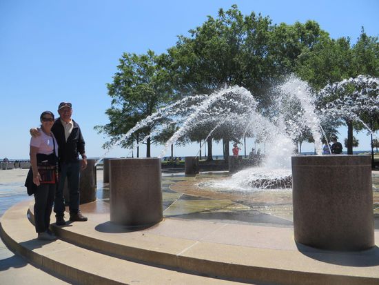 Wir sind dann noch hinunter zum Wasser gegangen und haben uns ein wenig dort hingesetzt und das endlich schöne Wetter genossen. Mehrere Brunnen zieren hier die Strandpromenade.