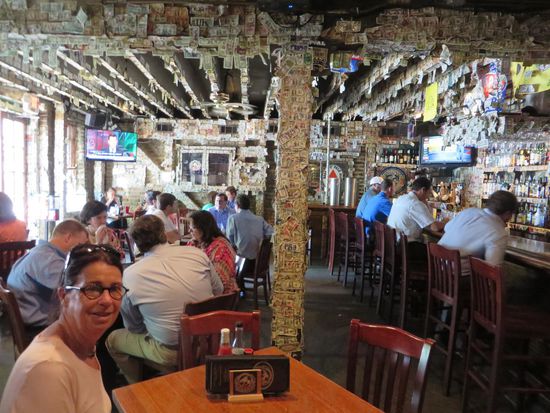 Dann sind wir zum Mittagessen in eine kleine Kneipe gegangen, hier hingen die Dollarscheine von den Decken und Wänden, jeder hatte irgendetwas draufgeschrieben.