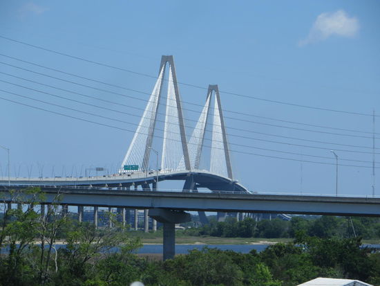 Dann sind wir aus der Altstadt abgefahren und mußten über eine ganz moderne sehr hohe Brücke fahren. Es ging weiter zum Sullivan’s Island. Hier liegt das Fort Moultrie, daß bereits 1776 die Unabhänigkeit von Charlston verteidigte.