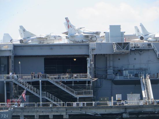 die Flugzeuge auf dem Flugzeugträger - Kriegsschiff