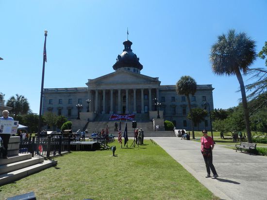 Zum State House war es dann nicht mehr weit. Es wurde dort gefeiert und es liefen Männer und Frauen in Kleidern aus der guten alten Zeit herum. Sie erinnerten wohl an den Civil war von 1863 als das erste State House von Columbia niedergebrannt wurde.