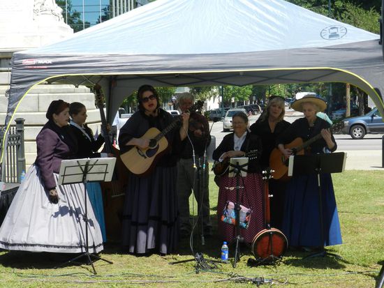 Voller Inbrunst sangen die „alten“ Ladies zur Klampfe.