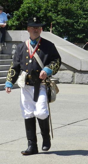 . Auch die Männer waren als Soldaten verkleidet, sogar die Kavallerie war da.