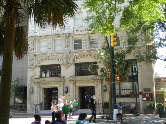 Dann gings weiter zur Mainstreet, dort wurde wie jeden Samstagmorgen ein Markt mit den Produkten der Farmer abgehalten. Man konnte regionale Gerichte kaufen und dort gleich verzehren.