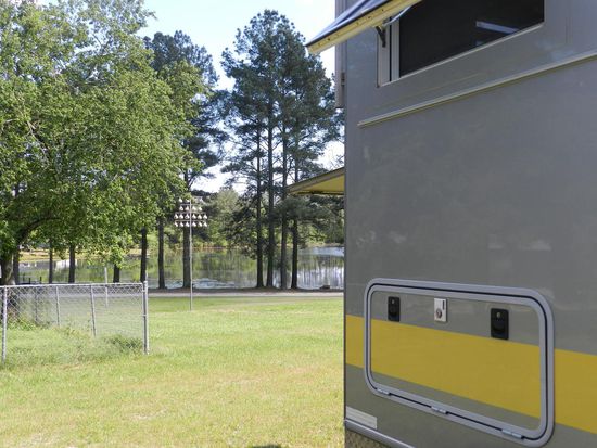 Nach dem Museumsbesuch sind wir dann weitergefahren und haben uns einen sehr schönen Campingplatz an einem kleinen See gesucht, einen Stellplatz zu bekommen war kein Problem. Wir haben dann noch die Sonne und die Ruhe genossen, hier an diesem kleinen See.